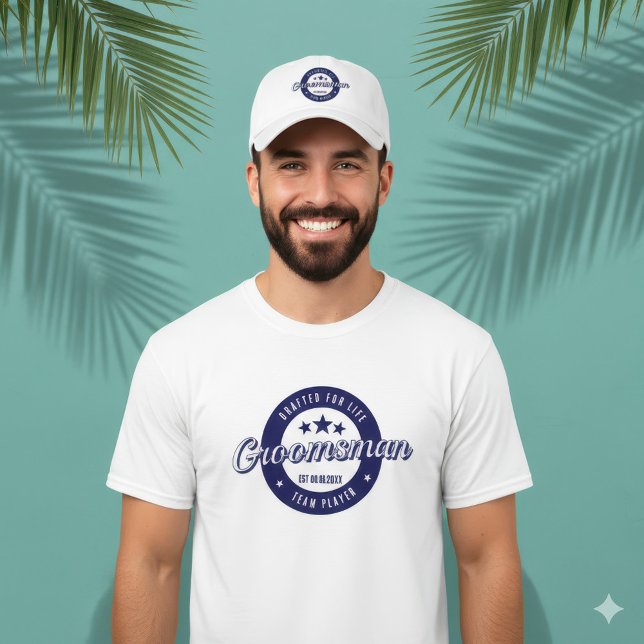 Camiseta Padrino de Boda con Escudo Circular Azul Diseño de (Groomsman Drafted for Life Navy Blue Circular Crest Shirt and Groomsman Sports Style Hat)