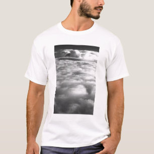 Camiseta Paisaje de nubes inquietante al amanecer.