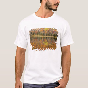 Camiseta paisaje de otoño con lago, Vermont, EE. UU.