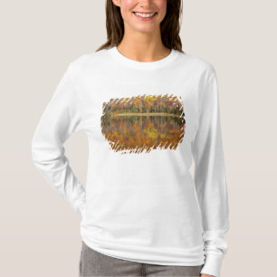 Camiseta paisaje de otoño con lago, Vermont, EE. UU.