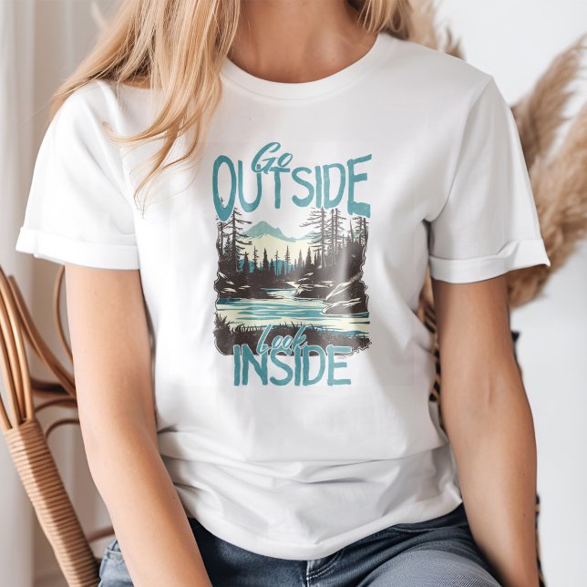 Camiseta Paisaje del Río de Montaña "Fuera Mira Dentro" ("Go Outside Look Inside" Mountain River Landscape T-Shirt on a young woman.)