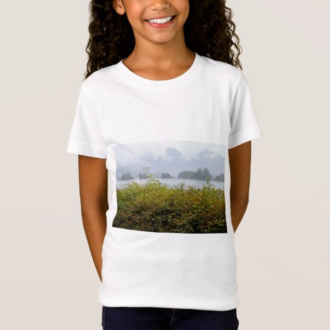 Camiseta Paisaje escénico de Sitka AK con vegetación exuber (Anverso)