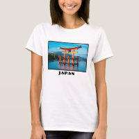 Paisaje panorámico con la puerta Torii japonesa