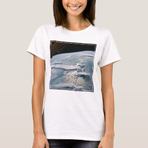 Camiseta Paisajes nublados alrededor de Sumatra, Indonesia.