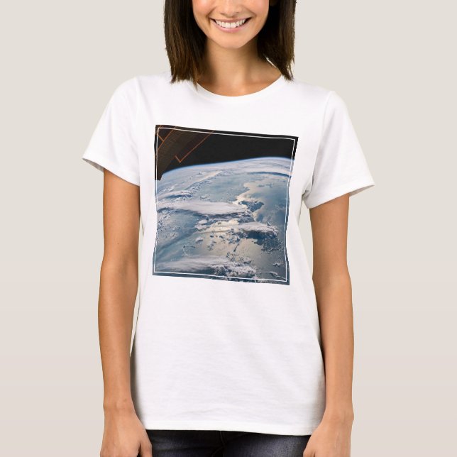 Camiseta Paisajes nublados alrededor de Sumatra, Indonesia. (Anverso)
