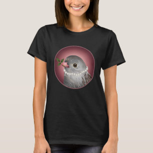 Camiseta Pájaro gris con collar de perlas y rama en pico