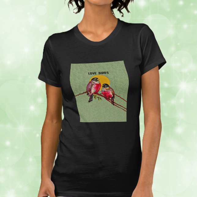 Camiseta Pájaros de Amor Vintage Sol (Two pink love birds sitting on branch in front of yellow sun on green background womans tee shirt.)