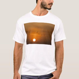 Camiseta Pájaros volando en puesta de sol