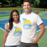 Camiseta Palm Tree Tropical De Baloncesto Salto Personaliza<br><div class="desc">Una divertida camiseta de pickleball con un "sol" de bola de picnic enmarcado por una palmera tropical y olas del océano azul. Añade el texto de su personalizado a continuación: nombre del club, fecha/ubicación del fin de semana de pickleball, nombre del torneo, nombres de los jugadores, etc. Hace un regalo...</div>