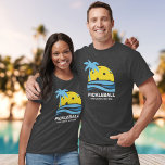 Camiseta Palm Tree Tropical De Baloncesto Salto Personaliza<br><div class="desc">Una divertida camiseta de pickleball con un "sol" de bola de picnic enmarcado por una palmera tropical y olas del océano azul. Añade el texto de su personalizado a continuación: nombre del club, fecha/ubicación del fin de semana de pickleball, nombre del torneo, nombres de los jugadores, etc. Hace un regalo...</div>