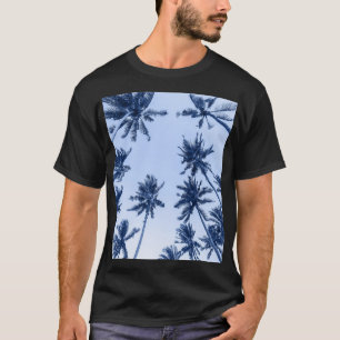 Camiseta Palmeras altas, cielo azul claro.