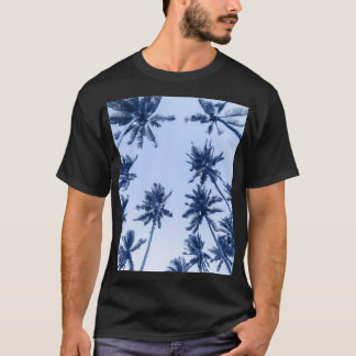 Camiseta Palmeras altas, cielo azul claro.