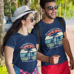 Camiseta Palo de playa de verano de verano de Reunión famil<br><div class="desc">Agradables camisetas de vacaciones familiares de verano para que papá y el abuelo se lleven en un crucero por la isla o en un viaje tropical a orillas del mar. Cuenta con bonitas palmeras frente a una puesta de sol en el océano de bonito. Un personalizado perfecto para que todos...</div>