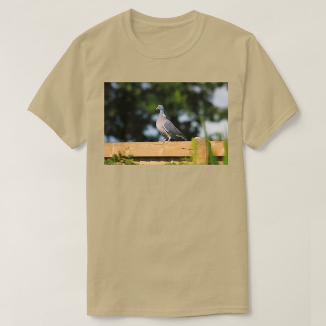 Camiseta Paloma de madera en la valla del jardín (Diseño del anverso)