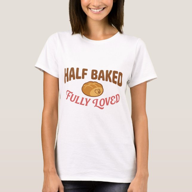 Camiseta Pan Dulce Perro Medio Horneado Totalmente Amado (Anverso)