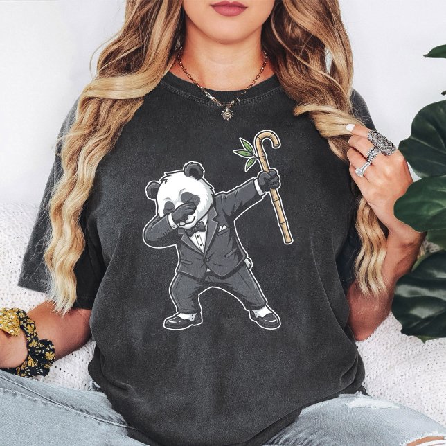 Camiseta Pandá de esmoquin haciendo dab con palo de bambú (Subido por el creador)