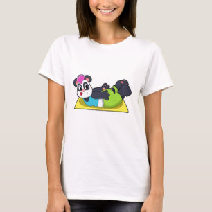 Camiseta Panda en el yoga en la alfombra de yoga
