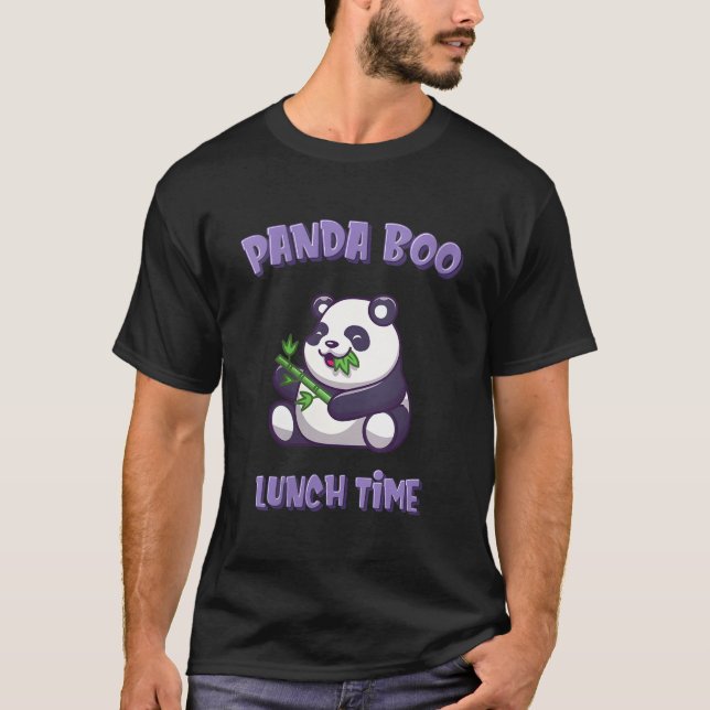 Camiseta Panda Pandaboo comiendo hierba de bambú a la hora  (Anverso)