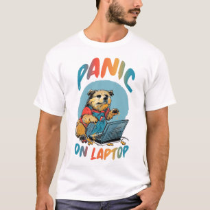 Camiseta Pánico en la laptop