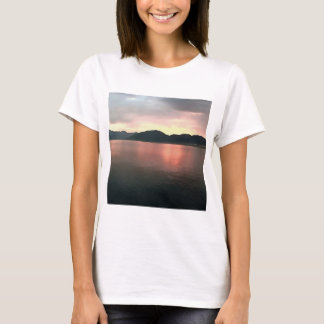 Camiseta Panorama de la puesta de sol rosa y azul de Ombre