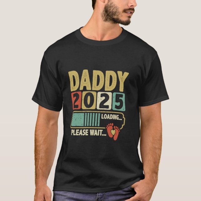 Camiseta Papa 2025 Cargando, Anuncio de Bebé, Esperando a D (Anverso)