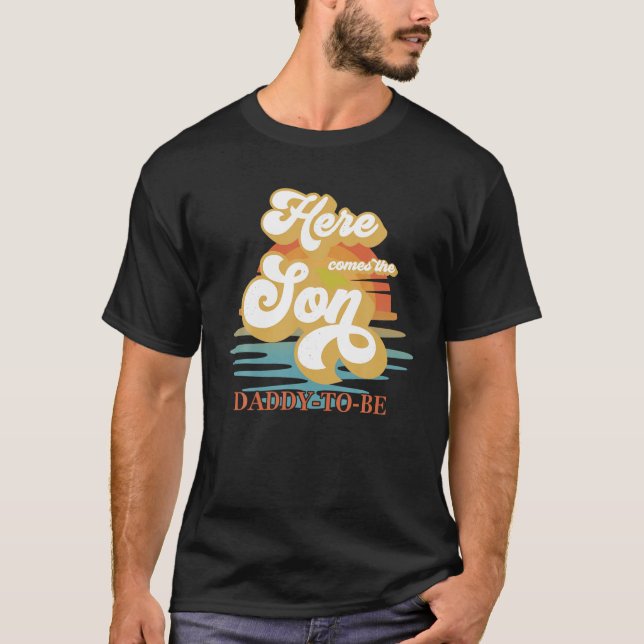 Camiseta Papá Aquí Viene El Hijo Mamáes De La Familia Baby  (Anverso)