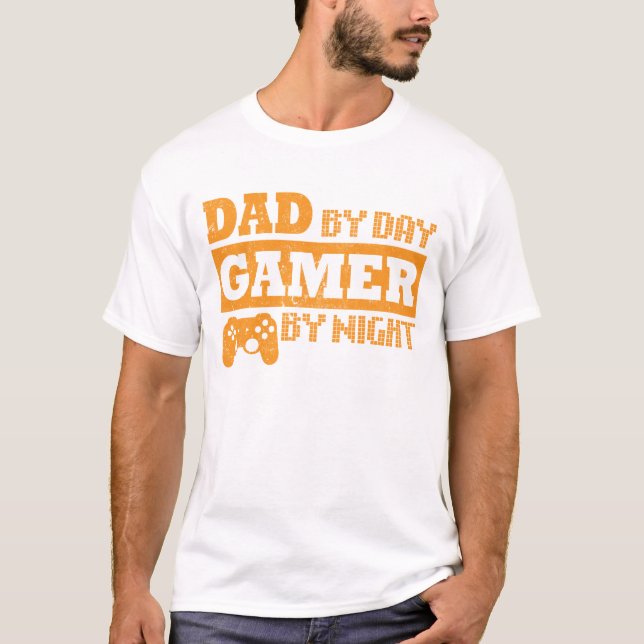 Camiseta Papa By Day Gamer By Night (Anverso)