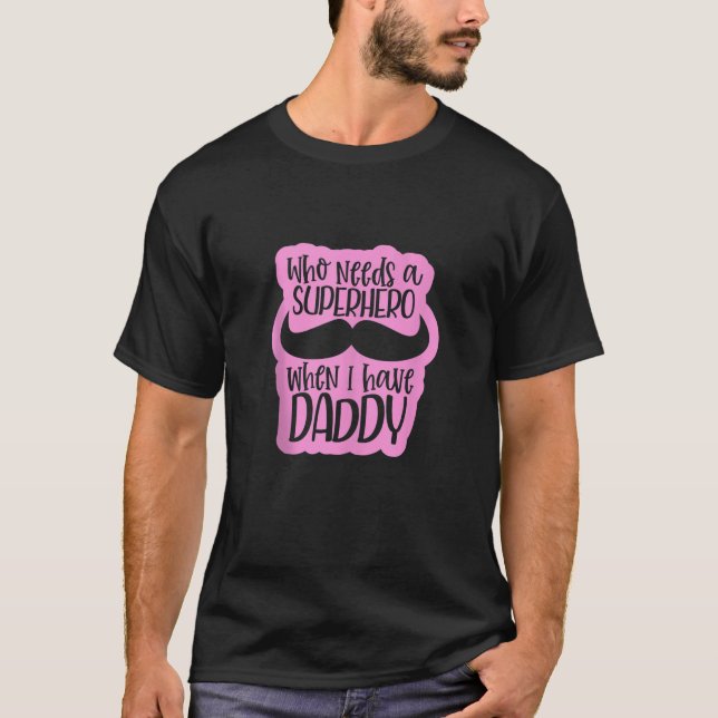 Camiseta Papá da a la hija que necesita un superhéroe cuand (Anverso)