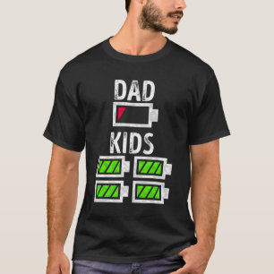 Camiseta Papá de cuatro hijos con batería baja y gracioso p