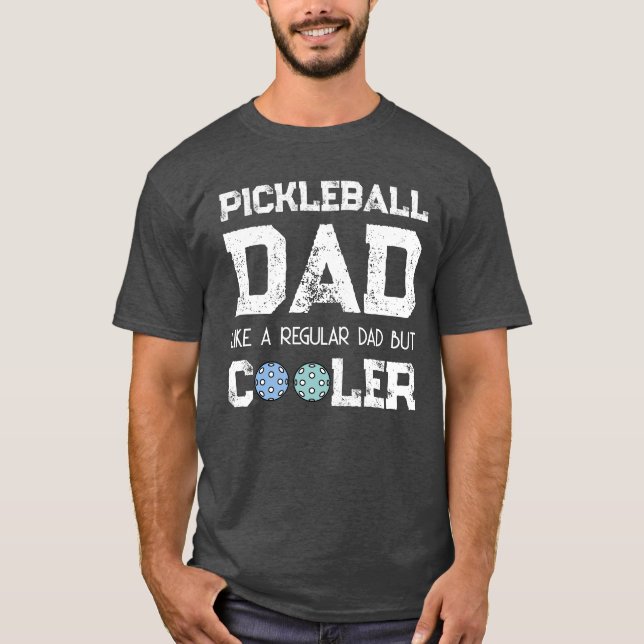 CAMISETA PAPÁ DE PICKLEBALL COMO UN PAPÁ REGULAR PERO MÁS G (Anverso)