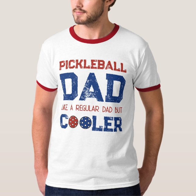CAMISETA PAPÁ DE PICKLEBALL COMO UN PAPÁ REGULAR PERO MÁS G (Anverso)