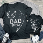 Camiseta Papá es padre de papá pescando peces que coquetean<br><div class="desc">El palo de pesca con un pez con un personalizable cita "el compañero de pesca de papá",  con fuentes muy angustiadas para un niño y un padre que iguala a camisetas.</div>