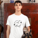 Camiseta Papá gato<br><div class="desc">Diseño de camisetas simple y lindo para el dueño de un gato. El texto dice "papá gato" con un ilustracion de una huella de pata.</div>
