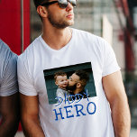 Camiseta Papá héroe y foto de Personalizado infantil<br><div class="desc">Papi Hero Dad y Personalizado infantil Photo T-Shirt. El texto está en tipos de letra azul simples dibujados a mano. Añade tu foto. Puedes cambiar a papá en papá,  papá,  papa,  pap, .. Gran regalo para un padre por el día del padre,  cumpleaños o Navidades.</div>