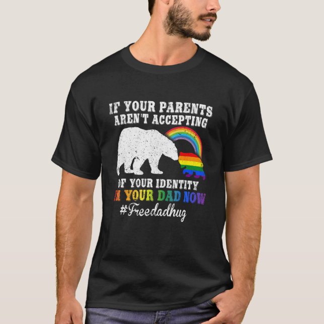 Camiseta Papá libre de oso abraza a padre LGBT con bandera  (Anverso)