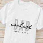 Camiseta Papá más frío desde el 20XX Preppy simple moderno<br><div class="desc">Este diseño sencillo y moderno se compone de una tipografía de san serif.</div>