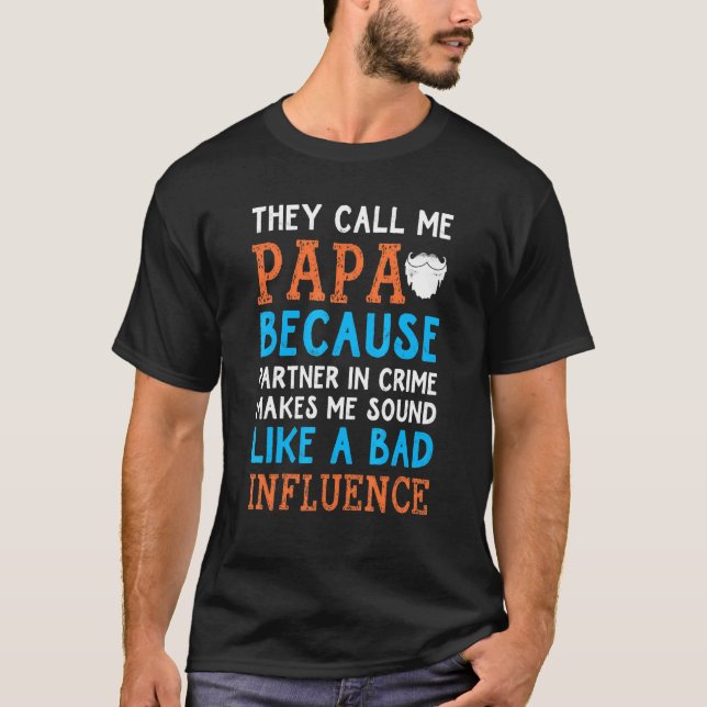 Camiseta Papá, Me Llaman Papá Porque Es Socio En El Crimen (Anverso)