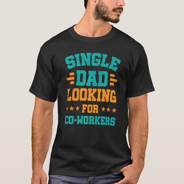Camiseta Papá Soltero Buscando Compañeros De Trabajo Solter (Anverso)