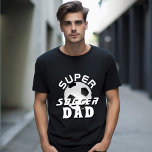 Camiseta Papá superfutbolero padre deportivo<br><div class="desc">Camiseta del padre del partido de fútbol Super Soccer Dad. El diseño tiene una tipografía moderna con una pelota de fútbol. Gran regalo para un padre activo y deportivo que ama el fútbol.</div>