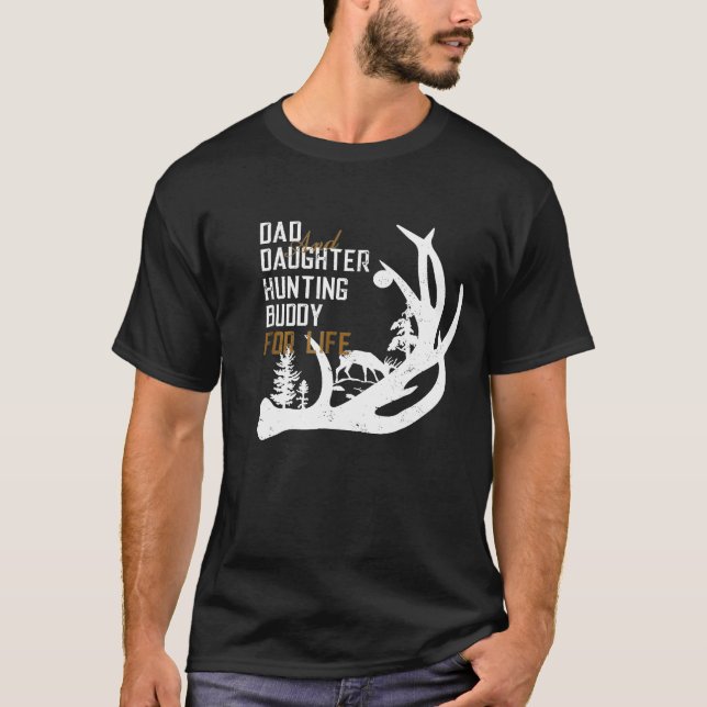 Camiseta Papá Y Las Hijas Cazando A Buddy De Por Vida  (Anverso)
