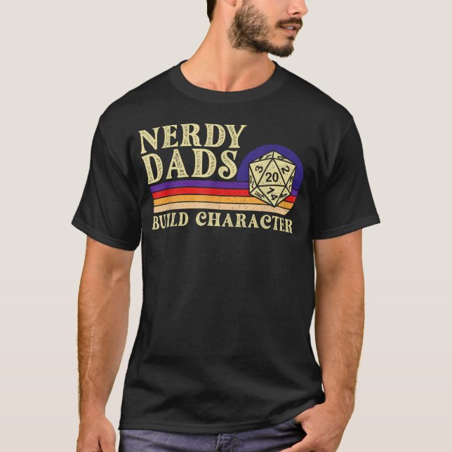 Camiseta Papás Nerds Construyen Carácter - Rpg de Mesa (Anverso)