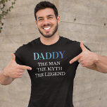 Camiseta Papi El Hombre El Mito La Leyenda<br><div class="desc">La popular camiseta del día del padre con la palabra "papi" en una fuente tipográfica de gradiente azul,  y el dicho genial "el hombre,  el mito,  la leyenda".</div>