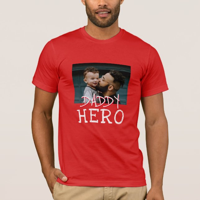Camiseta Papi Hero Tipografía Blanca Papá Foto Rojo (Anverso)