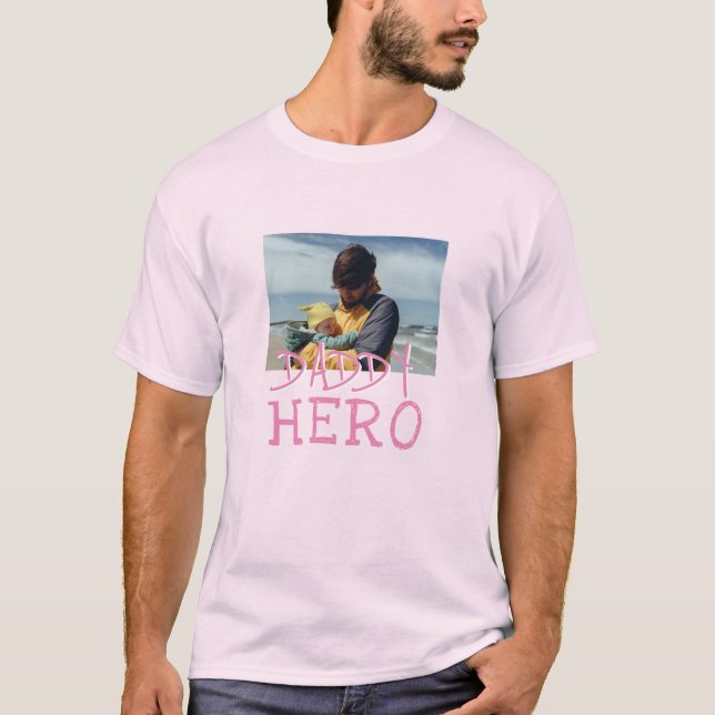 Camiseta Papi Hero Tipografía Rosa Foto Papá (Anverso)