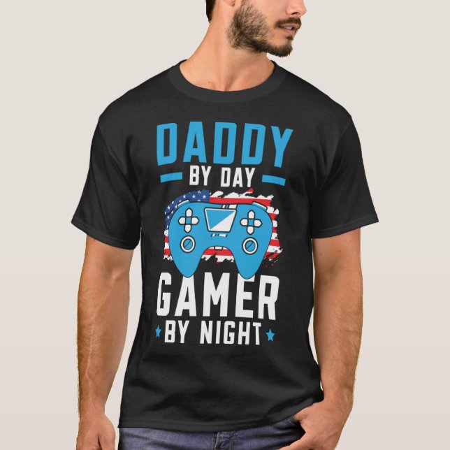 Camiseta Papi Por Día Gamer Por Noche Padres De Papá (Anverso)