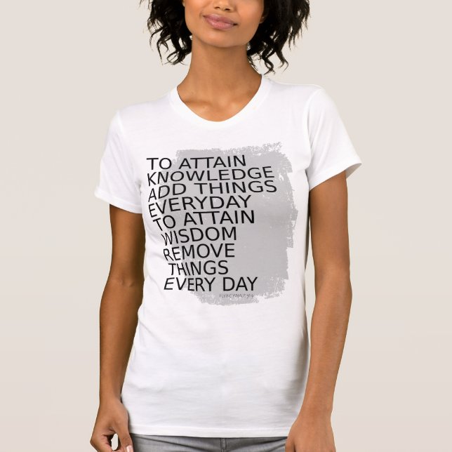 Camiseta Para alcanzar el conocimiento, añada cosas cada dí (Anverso)