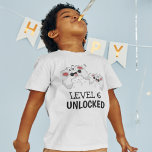 Camiseta para videojuegos para niños<br><div class="desc">Estas elegantes camisetas de gamer con dos pastillas de control de juegos sobre un fondo blanco, con un texto lúdico que dice "NIVEL 6 DESBLOQUEADO" y "SU NOMBRE Y EDAD". Todos los estilos de fuente y colores se pueden cambiar haciendo clic en el enlace posterior del personalizar después de personalizar....</div>