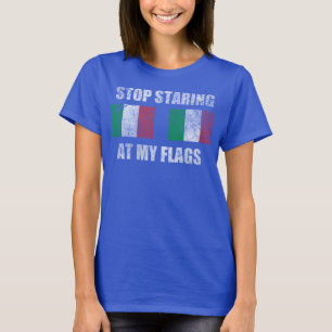 Camiseta Parada italiana femenina linda que mira fijamente