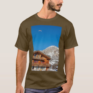 Camiseta Paragliding in Alps in ski resort