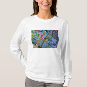 Camiseta Paraguas decorativos pintados a mano en el pueblo